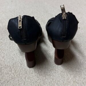 Chic Black Heeled Shoes with Zipper